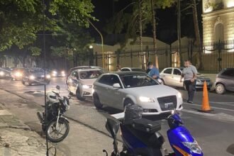 Agentes municipales durante los operativos de control vehicular realizados en distintos barrios de Santa Fe.