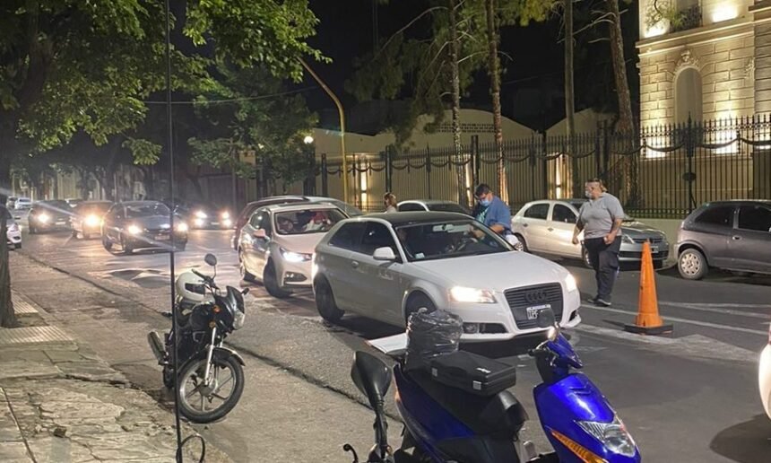 Agentes municipales durante los operativos de control vehicular realizados en distintos barrios de Santa Fe.