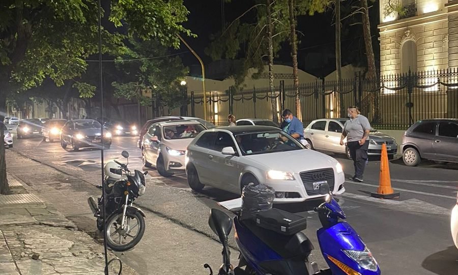 Agentes municipales durante los operativos de control vehicular realizados en distintos barrios de Santa Fe.