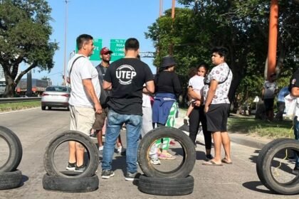 Manifestación de pescadores en uno de los últimos cortes registrados en el ingreso a la ciudad de Santa Fe por el viaducto Oroño.