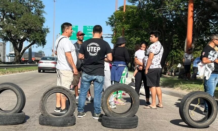 Manifestación de pescadores en uno de los últimos cortes registrados en el ingreso a la ciudad de Santa Fe por el viaducto Oroño.