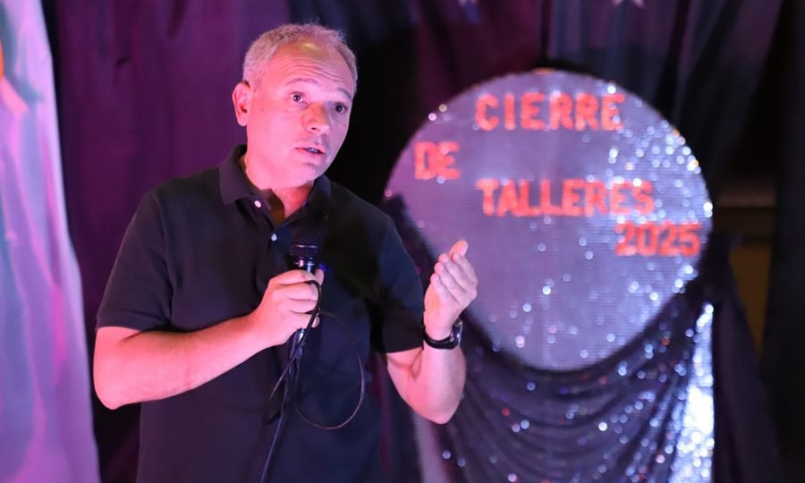 El intendente Elvio Cotterli durante su mensaje en el cierre anual de los Talleres Municipales.