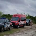 Patrulleros policiales durante un operativo de investigación en zona ribereña.