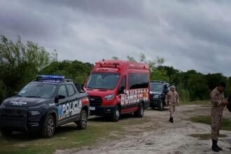 Patrulleros policiales durante un operativo de investigación en zona ribereña.