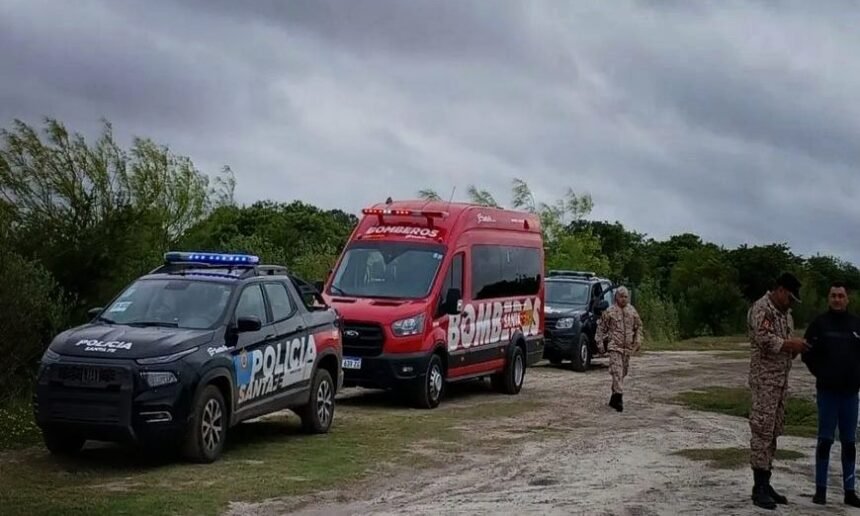 Patrulleros policiales durante un operativo de investigación en zona ribereña.