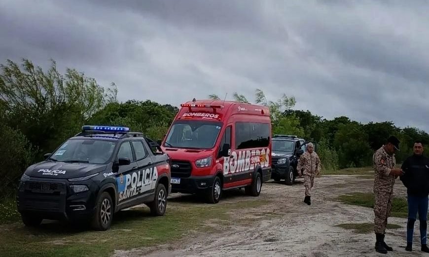 Patrulleros policiales durante un operativo de investigación en zona ribereña.