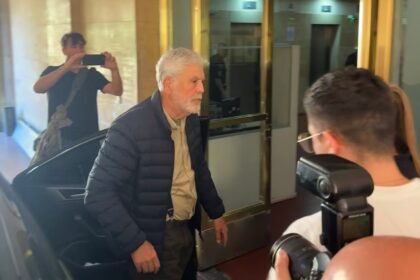 Julio De Vido ingresó a los tribunales de Comodoro Py acompañado por su abogado Maximiliano Rusconi para cumplir la condena por la tragedia ferroviaria de Once.