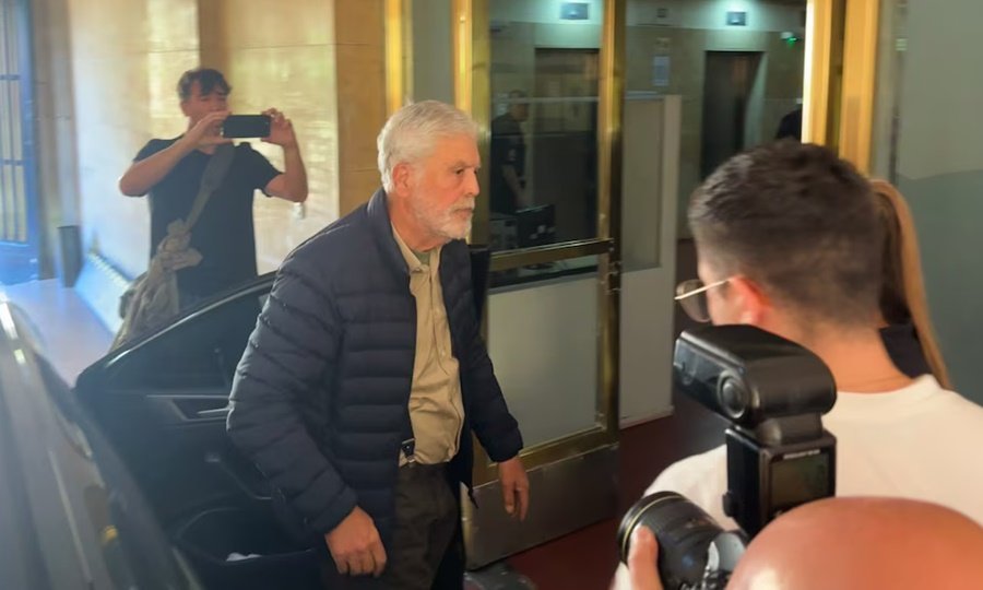 Julio De Vido ingresó a los tribunales de Comodoro Py acompañado por su abogado Maximiliano Rusconi para cumplir la condena por la tragedia ferroviaria de Once.