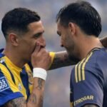 Ángel Di María y Leandro Paredes se saludan antes del último cruce entre Rosario Central y Boca en el fútbol argentino.