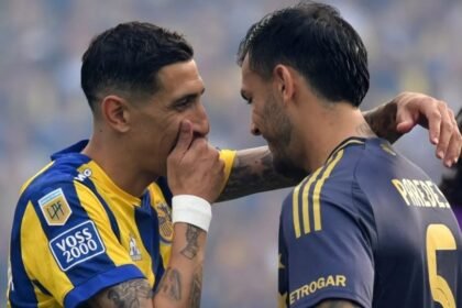 Ángel Di María y Leandro Paredes se saludan antes del último cruce entre Rosario Central y Boca en el fútbol argentino.