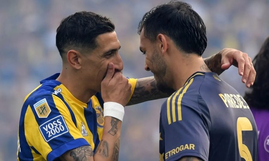 Ángel Di María y Leandro Paredes se saludan antes del último cruce entre Rosario Central y Boca en el fútbol argentino.