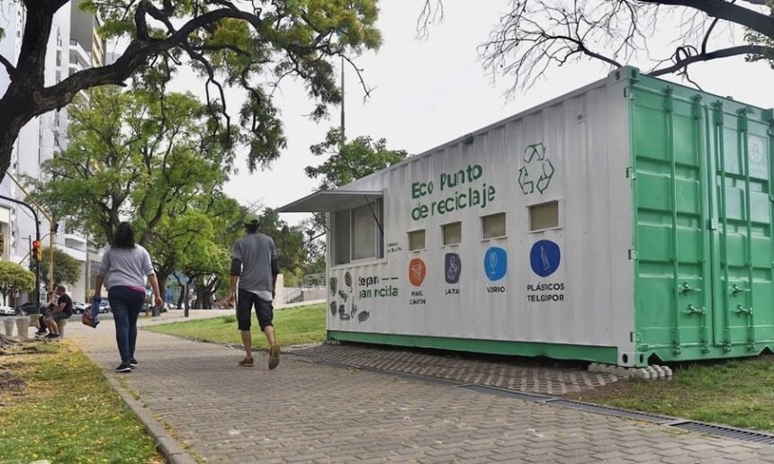 ♻️ Eco Punto de la ciudad de Santa Fe, donde los vecinos pueden depositar materiales reciclables y promover la separación en origen. Foto de archivo.