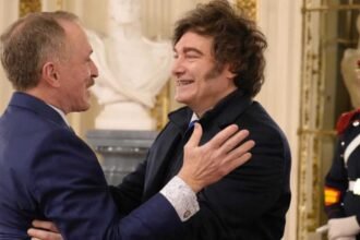 ChatGPT dijo: El presidente Javier Milei recibe en Casa Rosada las cartas credenciales de Peter Lamelas, nuevo embajador de Estados Unidos en la Argentina.