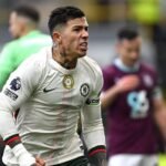 Enzo Fernández con la camiseta del Chelsea durante un partido oficial de Premier League.
