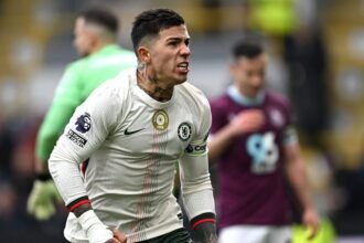 Enzo Fernández con la camiseta del Chelsea durante un partido oficial de Premier League.