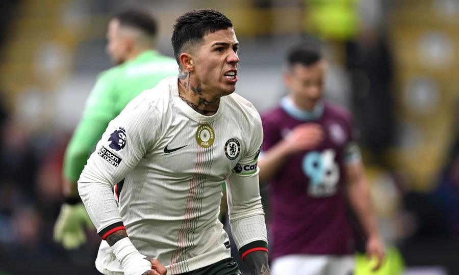 Enzo Fernández con la camiseta del Chelsea durante un partido oficial de Premier League.