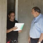 Entrega de escrituras en barrios santafesinos, en el marco del programa municipal de regularización dominial.