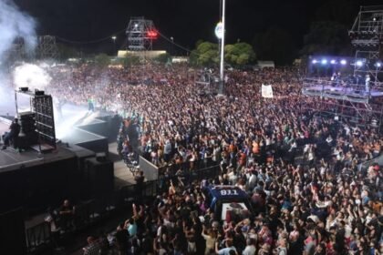 Vista aérea de un evento masivo en la provincia de Santa Fe, con gran concurrencia de público y actividad turística.
