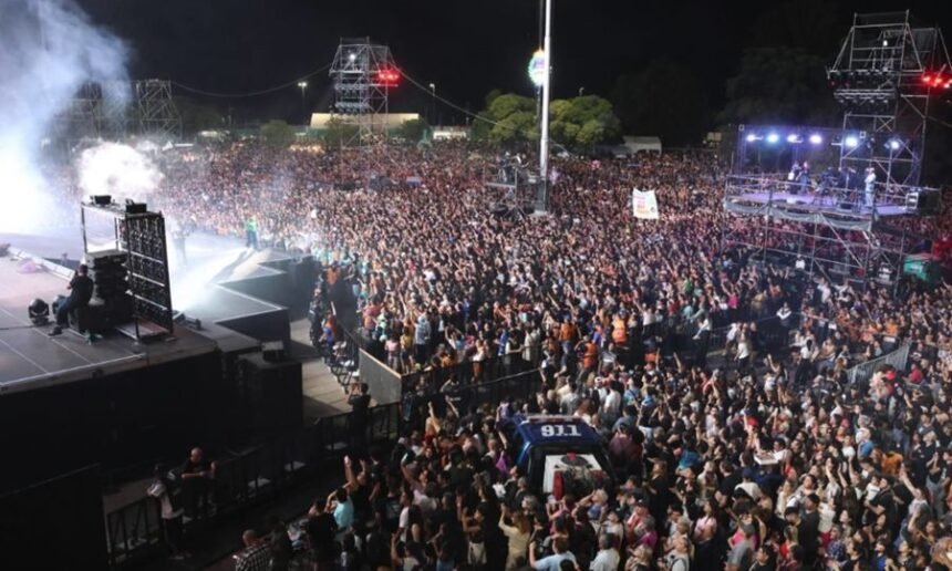 Vista aérea de un evento masivo en la provincia de Santa Fe, con gran concurrencia de público y actividad turística.