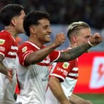 Festejo del plantel de Estudiantes tras el gol de Tiago Palacios que definió el triunfo en Santiago del Estero.