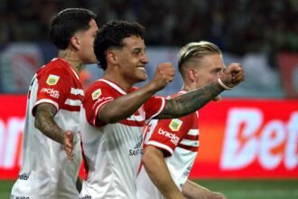 Festejo del plantel de Estudiantes tras el gol de Tiago Palacios que definió el triunfo en Santiago del Estero.