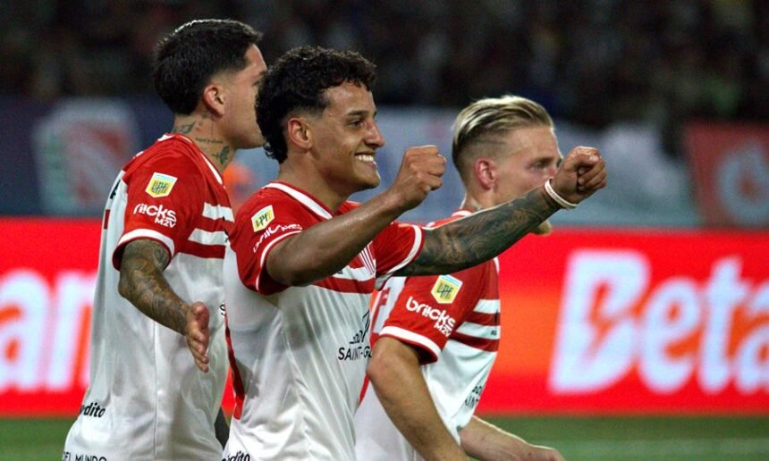 Festejo del plantel de Estudiantes tras el gol de Tiago Palacios que definió el triunfo en Santiago del Estero.