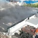 Bomberos trabajan entre densas columnas de humo en el polo industrial de Ezeiza, donde una explosión inicial derivó en un incendio de gran magnitud.