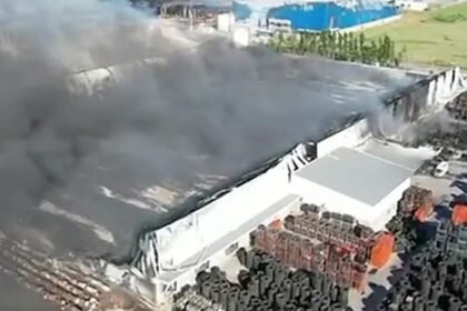 Bomberos trabajan entre densas columnas de humo en el polo industrial de Ezeiza, donde una explosión inicial derivó en un incendio de gran magnitud.