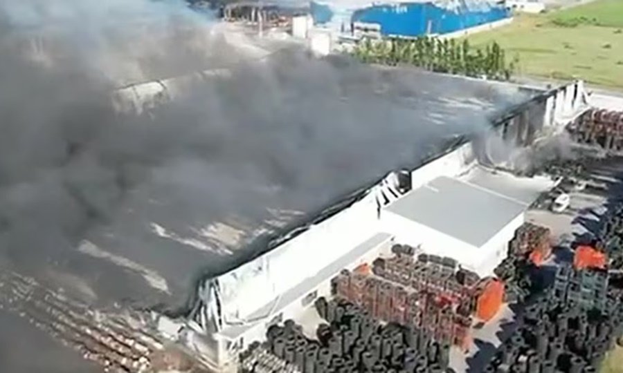 Bomberos trabajan entre densas columnas de humo en el polo industrial de Ezeiza, donde una explosión inicial derivó en un incendio de gran magnitud.