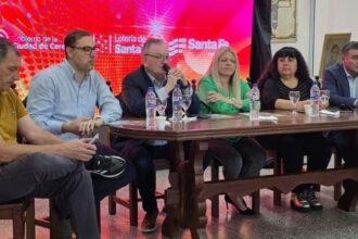 Autoridades provinciales y locales durante la presentación oficial de la 10ª Fiesta de la Confraternidad Departamental en el Centro Comercial de San Cristóbal.