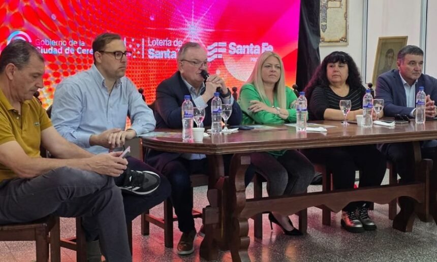 Autoridades provinciales y locales durante la presentación oficial de la 10ª Fiesta de la Confraternidad Departamental en el Centro Comercial de San Cristóbal.