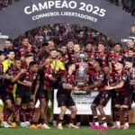 Jugadores de Flamengo levantan la Copa Libertadores en una celebración histórica.