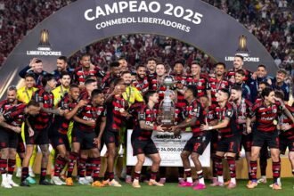 Jugadores de Flamengo levantan la Copa Libertadores en una celebración histórica.