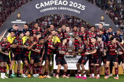 Jugadores de Flamengo levantan la Copa Libertadores en una celebración histórica.