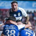 Jugadores de Gimnasia celebran uno de los goles convertidos en la victoria ante Unión en el Estadio 15 de Abril, por los octavos de final del Torneo Clausura.