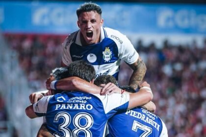 Jugadores de Gimnasia celebran uno de los goles convertidos en la victoria ante Unión en el Estadio 15 de Abril, por los octavos de final del Torneo Clausura.