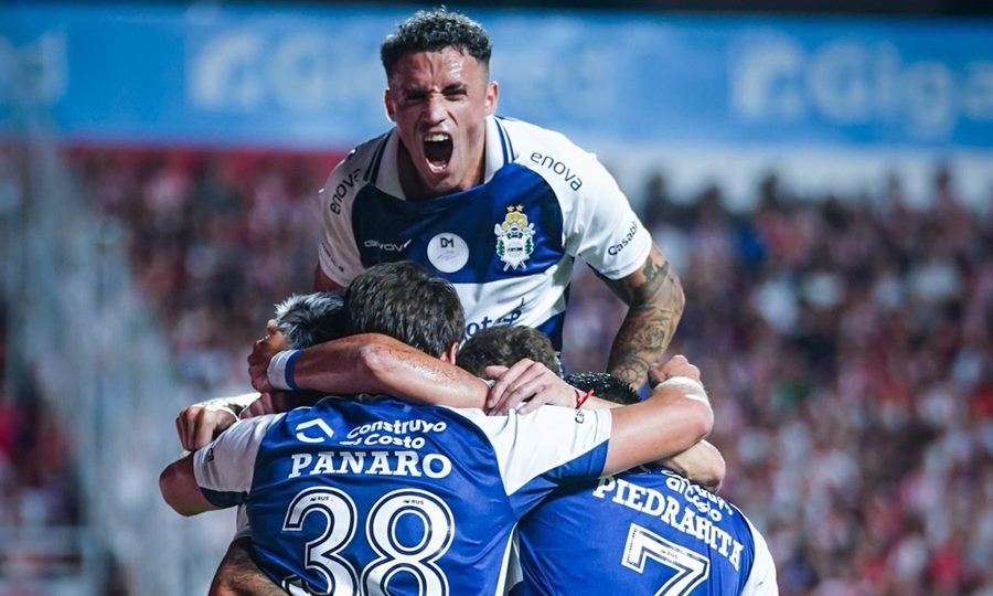 Jugadores de Gimnasia celebran uno de los goles convertidos en la victoria ante Unión en el Estadio 15 de Abril, por los octavos de final del Torneo Clausura.