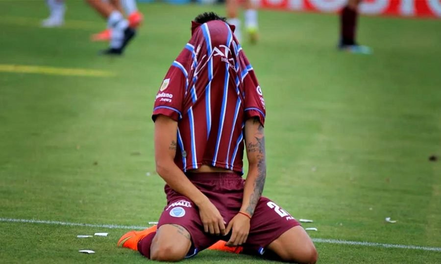 Godoy Cruz durante el partido ante Riestra, en la jornada que confirmó su descenso a la B Nacional.