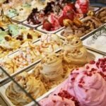 Clientes disfrutan del 2x1 en potes de helado artesanal durante la Noche de las Heladerías en Santa Fe.