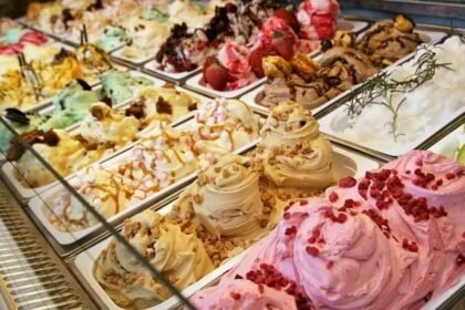 Clientes disfrutan del 2x1 en potes de helado artesanal durante la Noche de las Heladerías en Santa Fe.