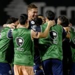 El plantel de Independiente Rivadavia celebra en el estadio Mario Alberto Kempes tras consagrarse campeón de la Copa Argentina 2025.