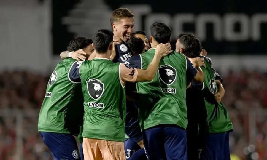 El plantel de Independiente Rivadavia celebra en el estadio Mario Alberto Kempes tras consagrarse campeón de la Copa Argentina 2025.