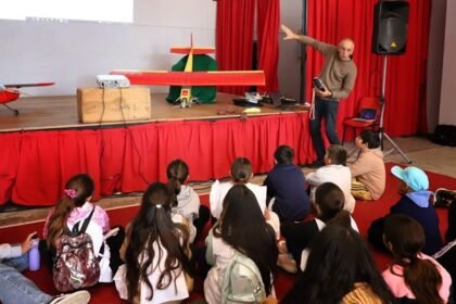 Autoridades y docentes de Laguna Paiva durante una jornada educativa desarrollada en la Casa del Bicentenario.