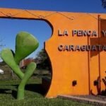 Vista del acceso principal a La Penca, donde las letras corpóreas destacan el nombre del pueblo en medio del paisaje rural característico del centro oeste del departamento San Justo.