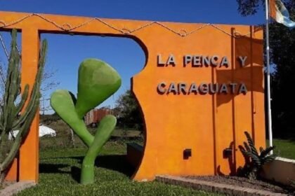 Vista del acceso principal a La Penca, donde las letras corpóreas destacan el nombre del pueblo en medio del paisaje rural característico del centro oeste del departamento San Justo.