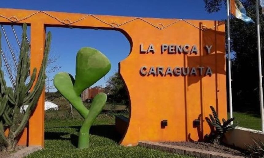 Vista del acceso principal a La Penca, donde las letras corpóreas destacan el nombre del pueblo en medio del paisaje rural característico del centro oeste del departamento San Justo.