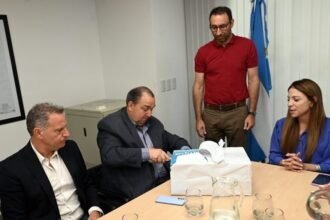 Autoridades provinciales y municipales durante la apertura de sobres de la licitación.