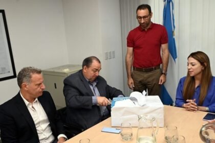 Autoridades provinciales y municipales durante la apertura de sobres de la licitación.