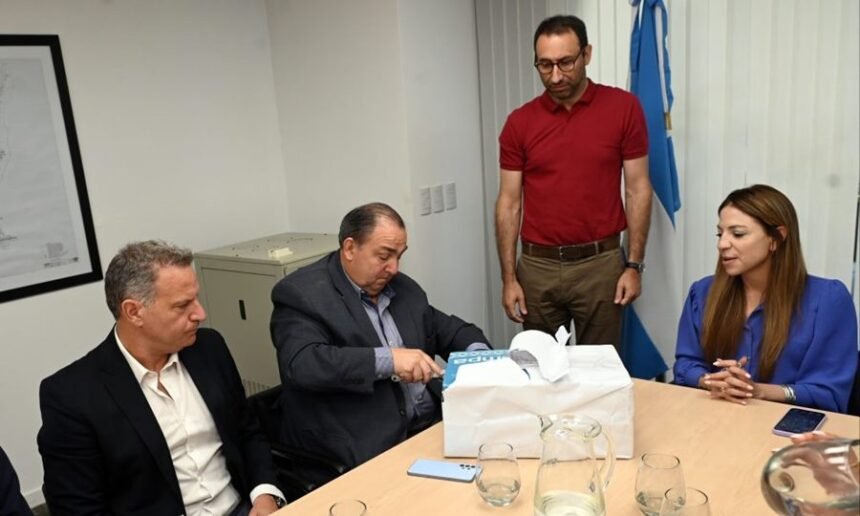 Autoridades provinciales y municipales durante la apertura de sobres de la licitación.