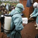 Personal sanitario en tareas de vigilancia epidemiológica durante un brote en África.